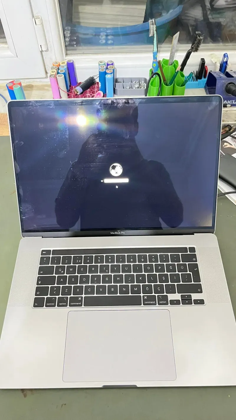 🔧 MacBook Pro A1990 – iCloud Kilidi Kaldırma İşlemi
